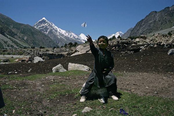 Niño con avión